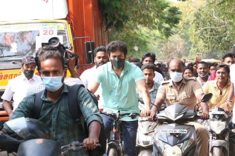 നടന് വിജയ് സൈക്കിളിലെത്തിയത് പ്രതിഷേധ സൂചകമോ? പബ്ലിസിറ്റി വിഭാഗം പറയുന്നത് ഇങ്ങനെ നടന് വിജയ് സൈക്കിളിലെത്തിയത് പ്രതിഷേധ സൂചകമോ? പബ്ലിസിറ്റി വിഭാഗം പറയുന്നത് ഇങ്ങനെ