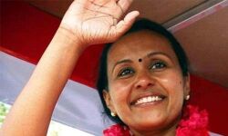 ആറന്‍മുളയിലെ എല്‍ഡിഎഫ് സ്ഥാനാര്‍ഥി വീണാ ജോര്‍ജിനെ കൈയേറ്റം ചെയ്‌തെന്ന് പരാതി
