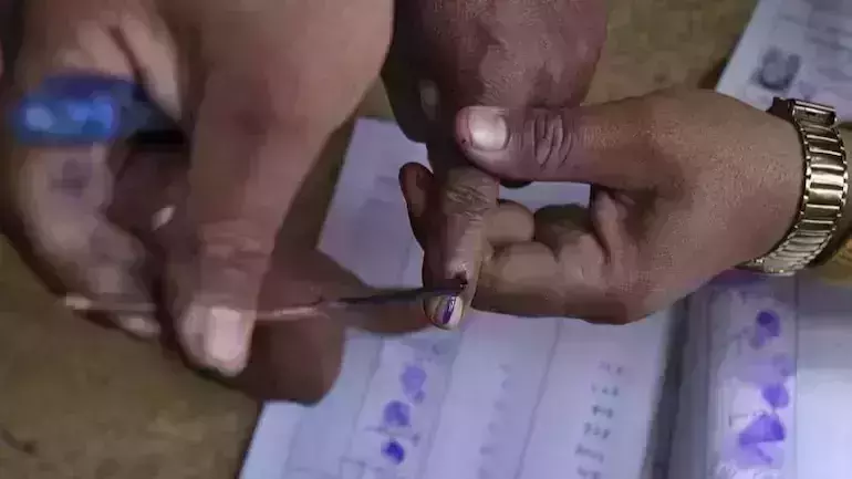 വിധിയെഴുതി, ഫലമറിയാന് ഇനി 25 ദിവസത്തെ കാത്തിരിപ്പ്; മലപ്പുറം ജില്ലയില് 74.25 പോളിങ്, 2,46,6177 പേര് വോട്ട് ചെയ്തു വിധിയെഴുതി, ഫലമറിയാന് ഇനി 25 ദിവസത്തെ കാത്തിരിപ്പ്; മലപ്പുറം ജില്ലയില് 74.25 പോളിങ്, 2,46,6177 പേര് വോട്ട് ചെയ്തു