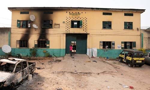 നൈജീരിയയില് ജയില് ആക്രമിച്ച് തോക്കുധാരികള് 1,844 തടവുകാരെ മോചിപ്പിച്ചു നൈജീരിയയില് ജയില് ആക്രമിച്ച് തോക്കുധാരികള് 1,844 തടവുകാരെ മോചിപ്പിച്ചു