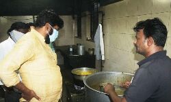 രോഗികള്‍ക്ക് നല്‍കുന്നത് നിലവാരമില്ലാത്ത ഭക്ഷണം; മന്ത്രി കരാറുകാരന്റെ മുഖത്തടിച്ചു