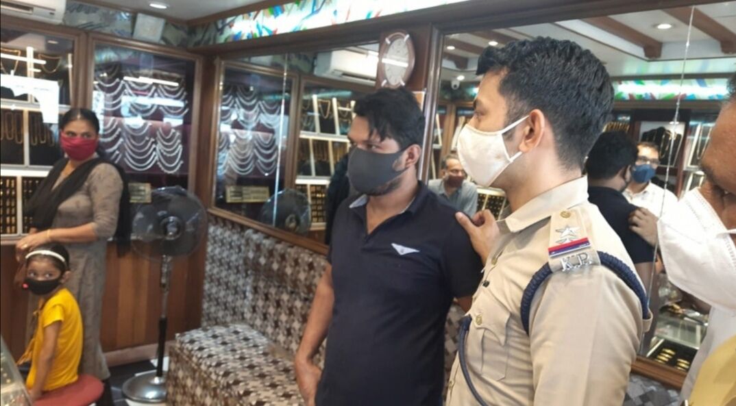 പയ്യോളി ജ്വല്ലറി കവര്ച്ചക്കേസ്: പിടിയിലായ പ്രതിക്കെതിരേ നിരവധി മോഷണക്കേസുകള് പയ്യോളി ജ്വല്ലറി കവര്ച്ചക്കേസ്: പിടിയിലായ പ്രതിക്കെതിരേ നിരവധി മോഷണക്കേസുകള്