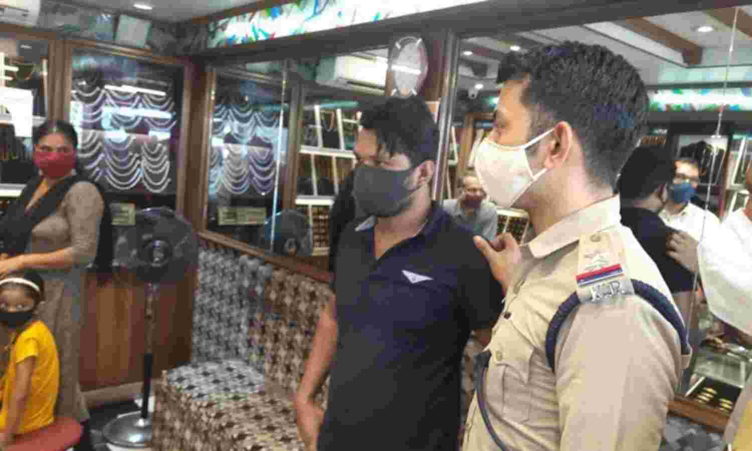പയ്യോളി ജ്വല്ലറി കവര്ച്ചക്കേസ്: പിടിയിലായ പ്രതിക്കെതിരേ നിരവധി മോഷണക്കേസുകള് പയ്യോളി ജ്വല്ലറി കവര്ച്ചക്കേസ്: പിടിയിലായ പ്രതിക്കെതിരേ നിരവധി മോഷണക്കേസുകള്