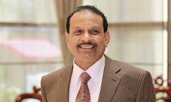 യൂസഫലിയും ഭാര്യയും ആശുപത്രി വിട്ട് അബുദാബിയിലേക്ക് പോയി; ഹെലികോപ്ടര്‍ ചതുപ്പില്‍ നിന്നും ഉയര്‍ത്തി