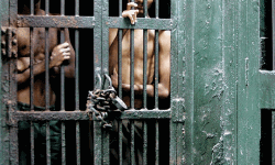 കൊവിഡ് പോസിറ്റീവ് ആയ മോഷണ കേസ് പ്രതിയെ റോഡിലൂടെ നടത്തിക്കൊണ്ട് പോയി