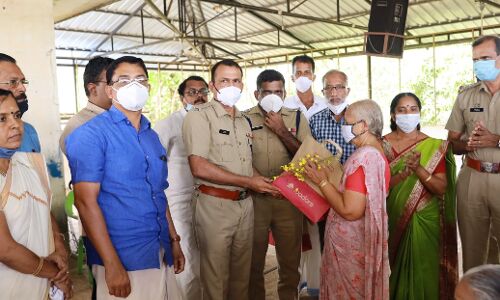 സ്വയം നെയ്ത വിഷുക്കോടിയുമായി കീഴുപറമ്പ് സ്‌കൂളിലെ കുട്ടിപ്പൊലീസ്