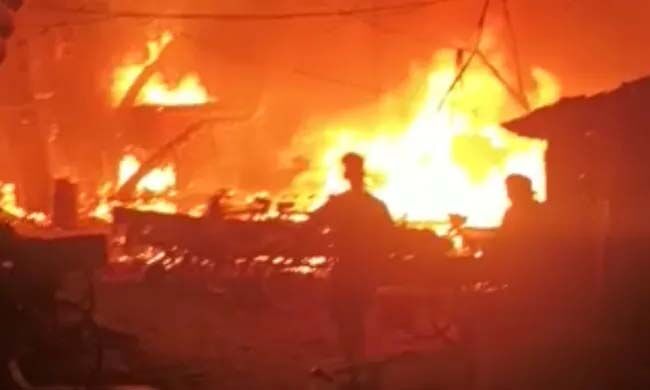 ഡല്‍ഹിയിലെ പഞ്ചാബി ബാഗ് ചേരികളില്‍ വന്‍ തീപ്പിടിത്തം