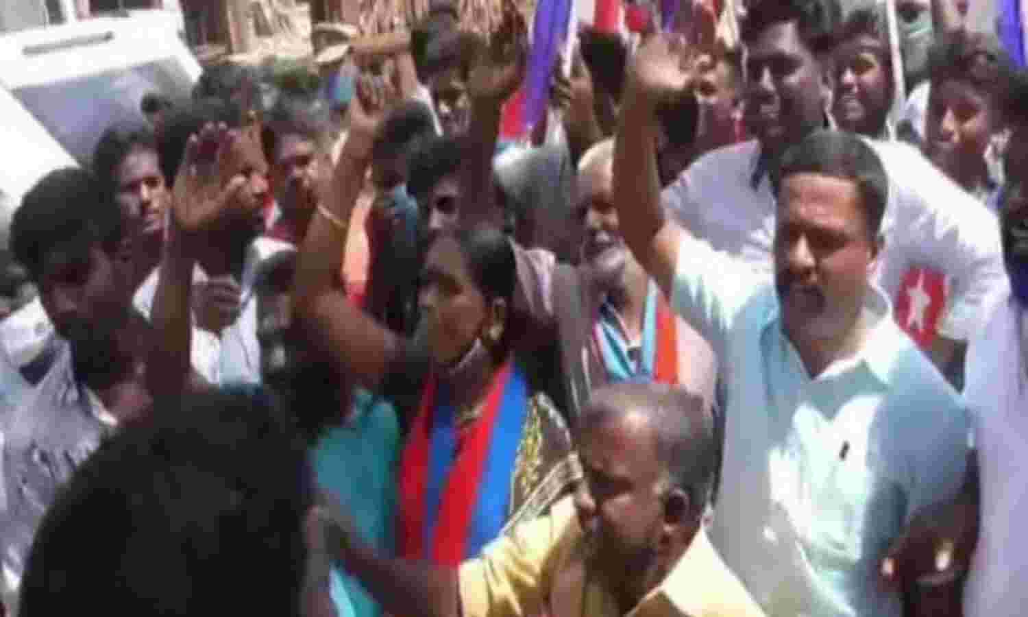 അംബേദ്കര് പ്രതിമയില് മാലയിടാനുള്ള ബിജെപി ശ്രമം വിസികെ തടഞ്ഞു അംബേദ്കര് പ്രതിമയില് മാലയിടാനുള്ള ബിജെപി ശ്രമം വിസികെ തടഞ്ഞു