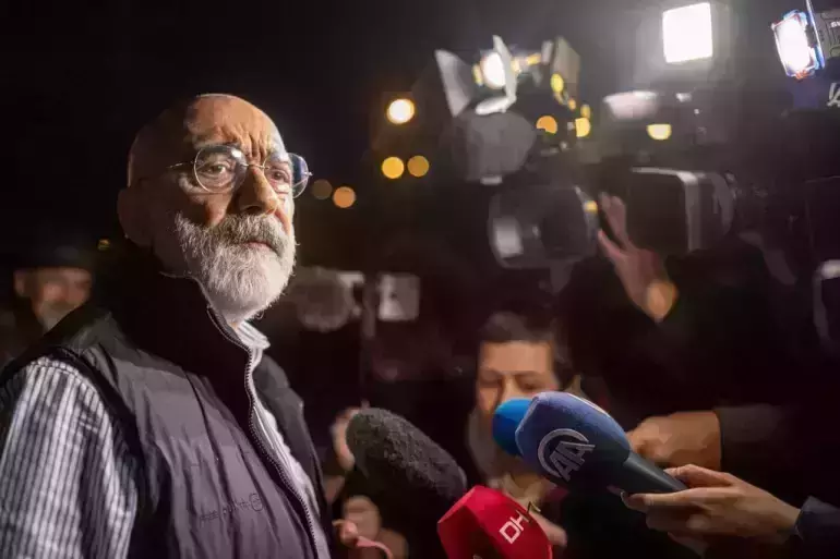 തുര്ക്കിഷ് എഴുത്തുകാരന് അഹമ്മദ് അല്താന് ജയില് മോചിതനായി തുര്ക്കിഷ് എഴുത്തുകാരന് അഹമ്മദ് അല്താന് ജയില് മോചിതനായി