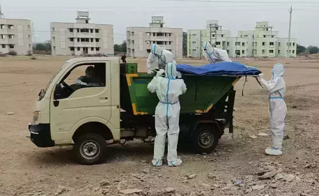 കൊവിഡ് ബാധിച്ച് മരിച്ചവരുടെ മൃതദേഹങ്ങള്‍ ശ്മശാനത്തിലെത്തിച്ചത് മാലിന്യ വണ്ടിയില്‍; വിവാദം