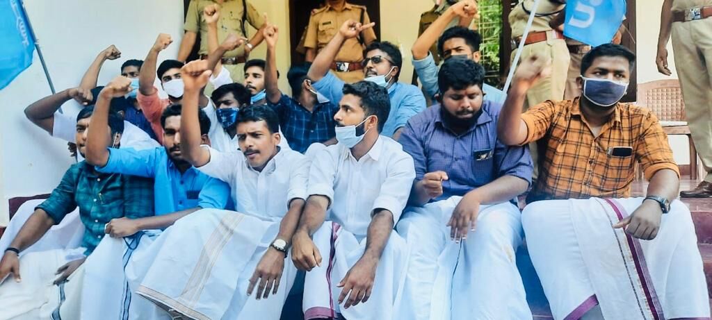 എഎൻ ഷംസീറിന്റെ ഭാര്യക്ക് വഴിവിട്ട് നിയമനം; വിസിയുടെ വീട് ഉപരോധിച്ച് കെഎസ്യു പ്രതിഷേധം. എഎൻ ഷംസീറിന്റെ ഭാര്യക്ക് വഴിവിട്ട് നിയമനം; വിസിയുടെ വീട് ഉപരോധിച്ച് കെഎസ്യു പ്രതിഷേധം.