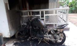പരപ്പനങ്ങാടിയില്‍ വീട്ടുമുറ്റത്ത് നിര്‍ത്തിയിട്ടിരുന്ന ബൈക്ക് കത്തിനശിച്ചു