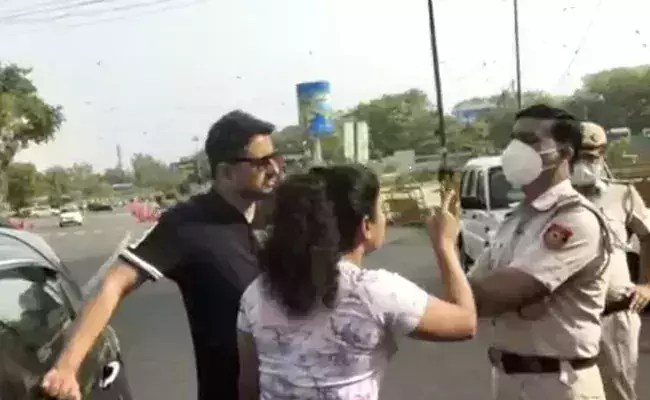 താന് തന്റെ ഭര്ത്താവിനെ ചുംബിക്കും; പരിശോധനയ്ക്കിടെ പോലിസിനോട് തട്ടിക്കയറി ദമ്പതികള് (വീഡിയോ) താന് തന്റെ ഭര്ത്താവിനെ ചുംബിക്കും; പരിശോധനയ്ക്കിടെ പോലിസിനോട് തട്ടിക്കയറി ദമ്പതികള് (വീഡിയോ)