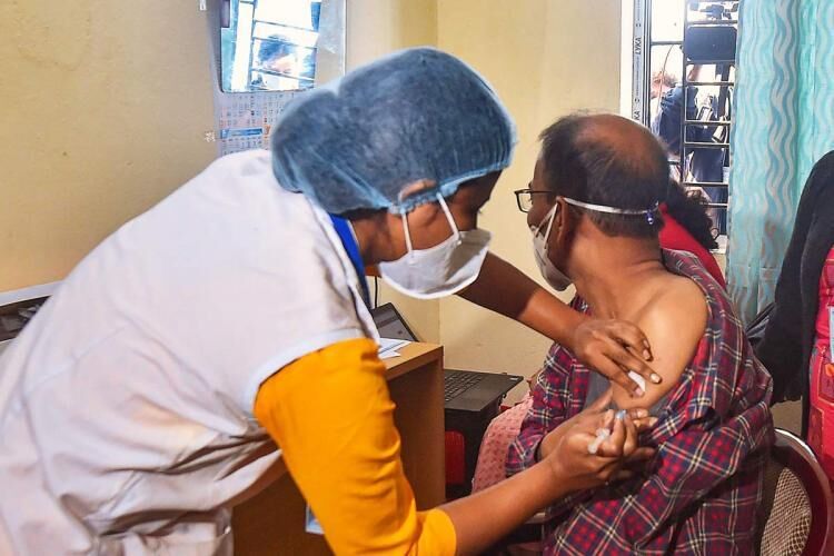 സംസ്ഥാനത്ത് വാക്സിന് ക്ഷാമം രൂക്ഷമാകുന്നു സംസ്ഥാനത്ത് വാക്സിന് ക്ഷാമം രൂക്ഷമാകുന്നു