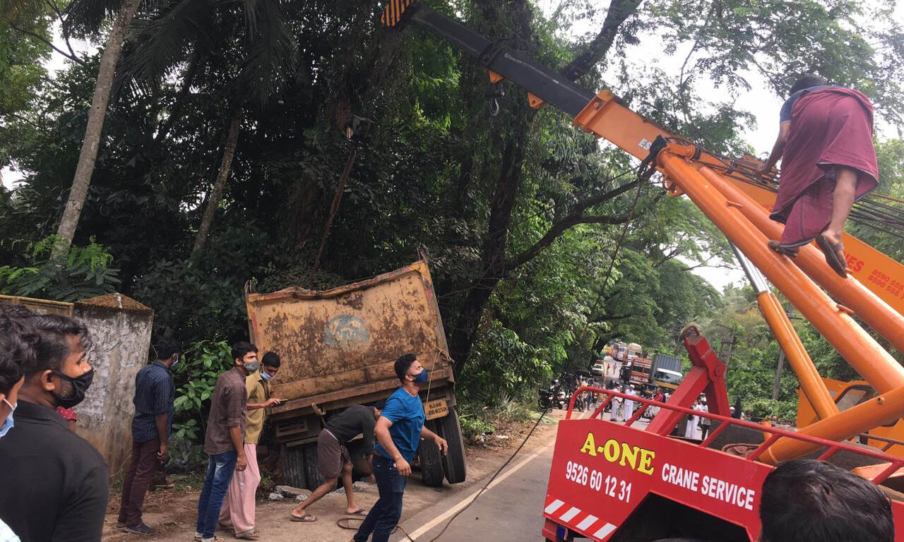 കരിങ്കല്ലുമായി പോവുകയായിരുന്ന ടോറസ് ലോറി മറിഞ്ഞു