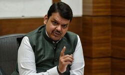 മാനദണ്ഡം ലംഘിച്ച് കൊവിഡ് വാക്‌സിന്‍: അനന്തിരവന്റെ നടപടി തെറ്റെന്ന് ഫട്‌നാവിസ്