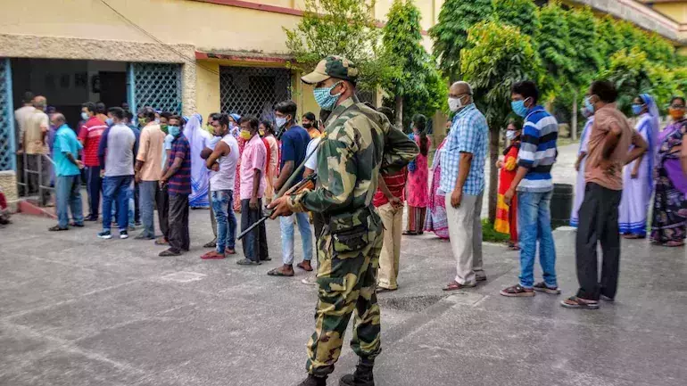 വോട്ടെടുപ്പിനിടെ തൃണമൂല് കോണ്ഗ്രസ് പ്രവര്ത്തകന് വെടിയേറ്റു; പിന്നില് സിആര്പിഎഫ് എന്ന് ആരോപണം വോട്ടെടുപ്പിനിടെ തൃണമൂല് കോണ്ഗ്രസ് പ്രവര്ത്തകന് വെടിയേറ്റു; പിന്നില് സിആര്പിഎഫ് എന്ന് ആരോപണം