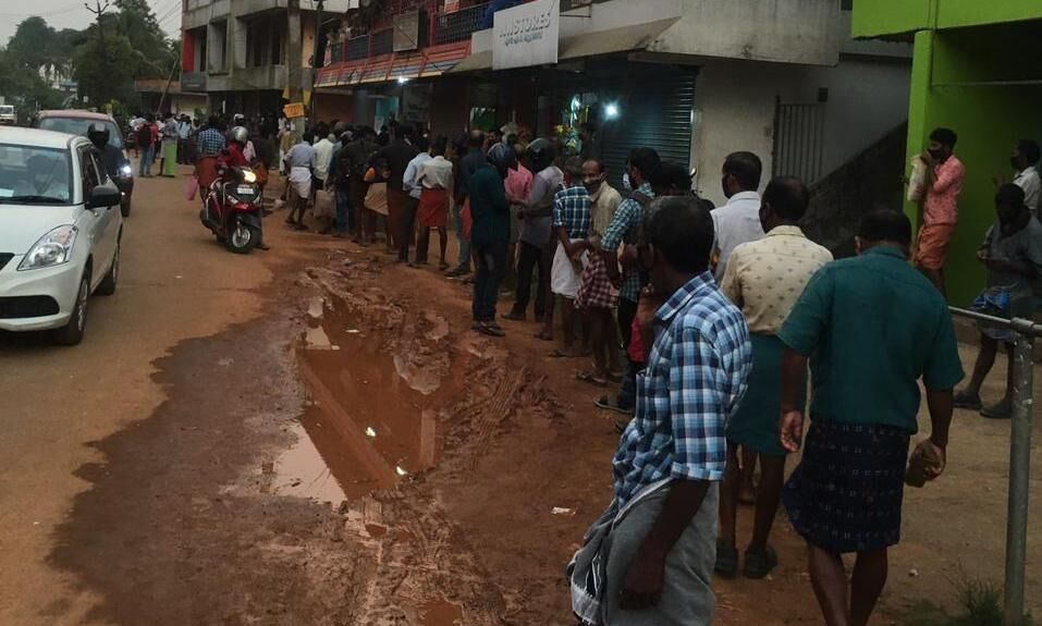 കൊവിഡ് പ്രോട്ടോകോള് ലംഘനം; മാനന്തവാടി ബിവറേജ് ഔട്ലറ്റ് അടച്ചു പൂട്ടണം: എസ് ഡി പി ഐ കൊവിഡ് പ്രോട്ടോകോള് ലംഘനം; മാനന്തവാടി ബിവറേജ് ഔട്ലറ്റ് അടച്ചു പൂട്ടണം: എസ് ഡി പി ഐ