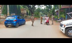 കൊവിഡ് വ്യാപനം: മലപ്പുറം-കോഴിക്കോട് ജില്ലാ അതിര്ത്തിയില് പോലിസ് പരിശോധന ശക്തം കൊവിഡ് വ്യാപനം: മലപ്പുറം-കോഴിക്കോട് ജില്ലാ അതിര്ത്തിയില് പോലിസ് പരിശോധന ശക്തം