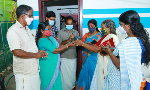 കൊവിഡ് പ്രതിരോധം: മുഖ്യമന്ത്രിയുടെ ദുരിതാശ്വാസ നിധിയിലേക്ക് ഒരു കുടുക്ക നിറയെ സ്‌നേഹവുമായി ശാരദാമ്മ