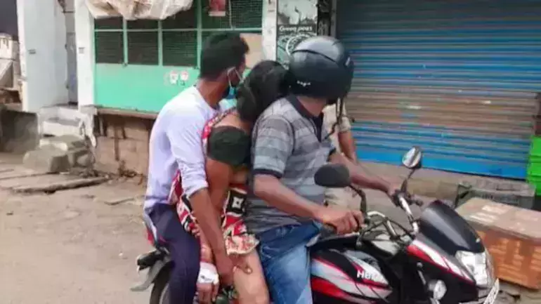 ആംബുലന്സ് ലഭിച്ചില്ല; 50കാരിയുടെ മൃതദേഹം ശ്മശാനത്തിലെത്തിച്ചത് ബൈക്കില് (വീഡിയോ) ആംബുലന്സ് ലഭിച്ചില്ല; 50കാരിയുടെ മൃതദേഹം ശ്മശാനത്തിലെത്തിച്ചത് ബൈക്കില് (വീഡിയോ)