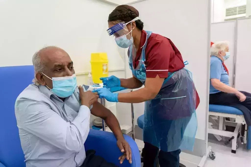 ബ്രിട്ടനില്‍ പകുതിയിലധികം പേര്‍ക്കും വാക്‌സിന്‍ നല്‍കി