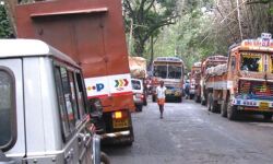 കര്‍ണാടകയില്‍ ലോക്ക്ഡൗണ്‍: കേരള അതിര്‍ത്തിവഴി ചരക്ക് വാഹനങ്ങള്‍ക്ക് മാത്രം അനുമതി