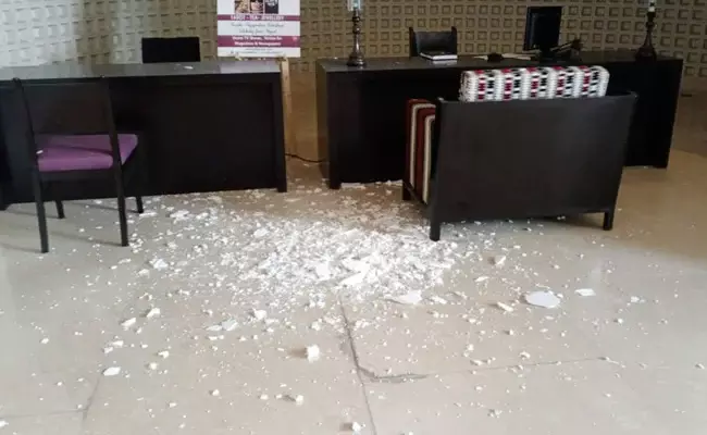 അസമിനെ ഞെട്ടിച്ച ഭൂകമ്പത്തിന് ശേഷം തകര്ന്ന കെട്ടിടത്തിന്റെ അവശിഷ്ടങ്ങള് തറയില് വീണപ്പോള്