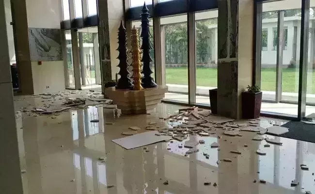 അസമിലുണ്ടായ ശക്തമായ ഭൂചലനത്തില് തകര്ന്ന കെട്ടിടങ്ങളും ചുമരുകളും; കാണാം ചിത്രങ്ങളിലൂടെ അസമിലുണ്ടായ ശക്തമായ ഭൂചലനത്തില് തകര്ന്ന കെട്ടിടങ്ങളും ചുമരുകളും; കാണാം ചിത്രങ്ങളിലൂടെ