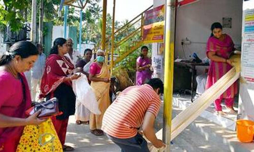 വാണിജ്യ സ്ഥാപനങ്ങളിലെ ജീവനക്കാര്‍ കൊവിഡ്  പരിശോധനയ്ക്ക് വിധേയമാകണം