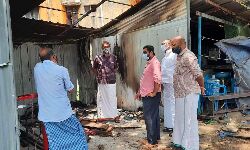 കടകള് കത്തിച്ച സംഭവത്തില് പോലിസ് അനാസ്ഥ: എസ്ഡിപിഐ പ്രതിഷേധിച്ചു കടകള് കത്തിച്ച സംഭവത്തില് പോലിസ് അനാസ്ഥ: എസ്ഡിപിഐ പ്രതിഷേധിച്ചു