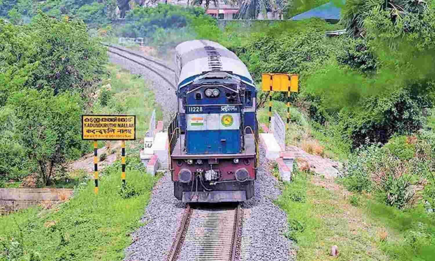 പ്ലാറ്റ്ഫോം ടിക്കറ്റ് കുത്തനെകൂട്ടി; ഇന്നു മുതല് പ്രാബല്യത്തില് പ്ലാറ്റ്ഫോം ടിക്കറ്റ് കുത്തനെകൂട്ടി; ഇന്നു മുതല് പ്രാബല്യത്തില്