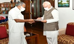 മുഖ്യമന്ത്രി ഗവര്‍ണര്‍ക്ക് രാജിക്കത്ത് കൈമാറി