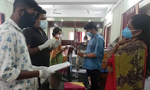 കൊവിഡ് പ്രതിരോധ പ്രവര്ത്തനങ്ങളെ രാഷ്ട്രീയവല്ക്കരിച്ചു; കുഴൂര് ഗ്രാമപഞ്ചായത്ത് വൈസ് പ്രസിഡന്റിനെതിരേ പരാതി കൊവിഡ് പ്രതിരോധ പ്രവര്ത്തനങ്ങളെ രാഷ്ട്രീയവല്ക്കരിച്ചു; കുഴൂര് ഗ്രാമപഞ്ചായത്ത് വൈസ് പ്രസിഡന്റിനെതിരേ പരാതി