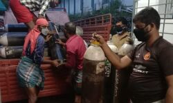 അപ്രതീക്ഷിതമായി ഓക്‌സിജന്‍ സിലിണ്ടര്‍ ലോഡെത്തി; പാതിരാത്രിയില്‍ കയറ്റിറക്ക് തൊഴിലാളികള്‍ ലോഡിറക്കിയത് സൗജന്യമായി