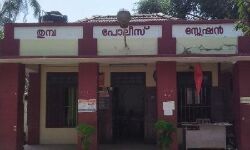 റോഡരികില്‍ മാസ്‌ക് വില്‍ക്കുന്നയാള്‍ക്കു പോലിസിന്റെ മര്‍ദ്ദനം; സാധനങ്ങള്‍ വലിച്ചെറിഞ്ഞു