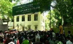 കൊവിഡ്:  റെംഡെസിവിറിനുവേണ്ടി ചെന്നൈ മെഡിക്കല്‍ കോളജിനു മുന്നില്‍ വമ്പിച്ച ജനക്കൂട്ടം