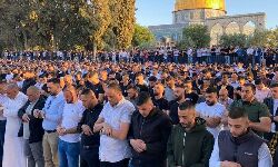 അൽ അഖ്സയിൽ ഈദ് നമസ്കാരത്തിന് ഒത്തുകൂടിയത് പതിനായിരങ്ങൾ