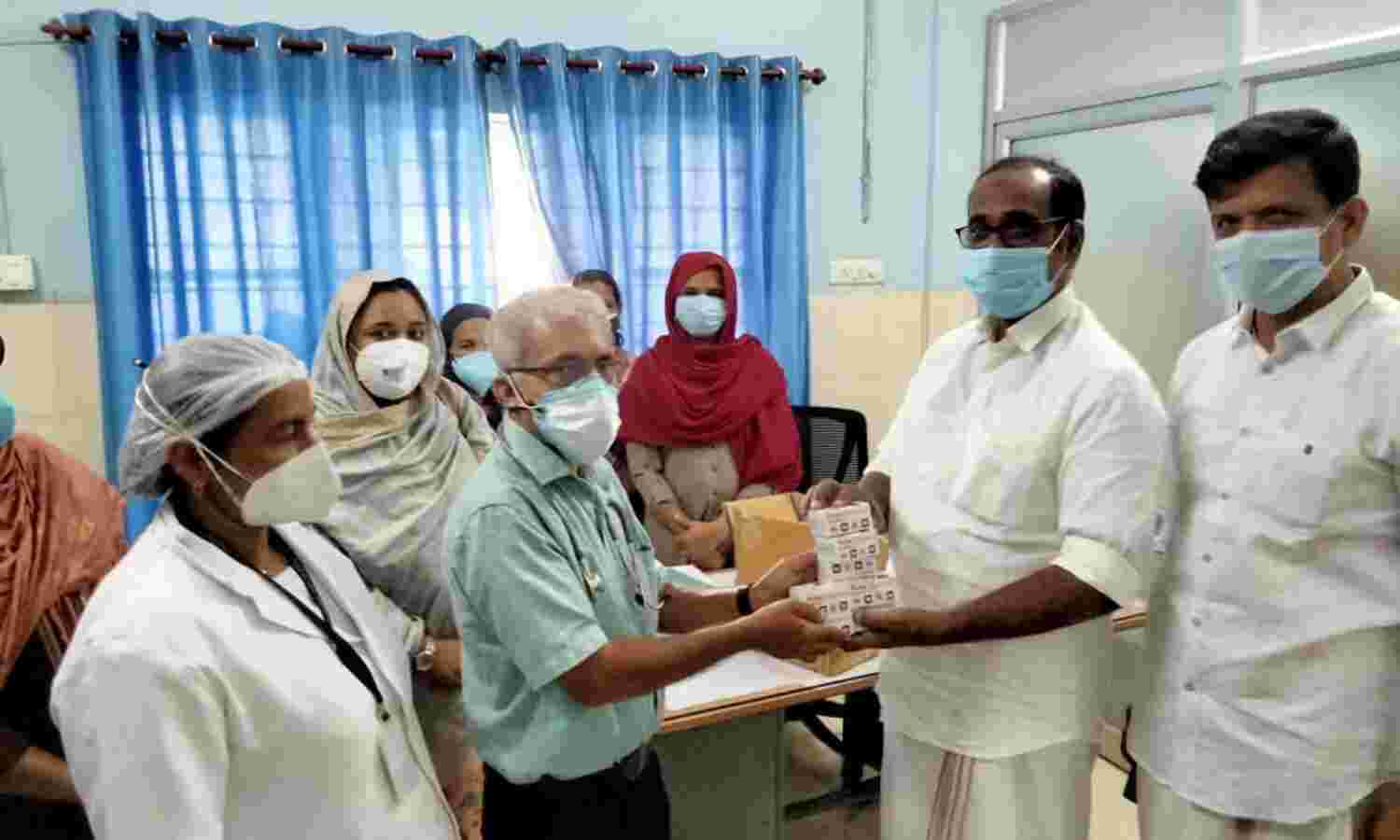 ആശ വര്ക്കര്മാര്ക്ക് പള്സ് ഓക്സീമീറ്റര് വിതരണം ആശ വര്ക്കര്മാര്ക്ക് പള്സ് ഓക്സീമീറ്റര് വിതരണം