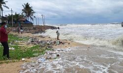 വടകര, കൊയിലാണ്ടി മേഖലയില്‍ കടല്‍ക്ഷോഭം; നൂറു കണക്കിനു വീടുകളില്‍ വെളളം കയറി; പ്രദേശവാസികള്‍ പ്രതിഷേധത്തില്‍