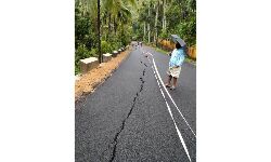 മഴ; ഓടക്കയത്ത് ടാറിങ് പൂര്‍ത്തിയാവും മുമ്പ് റോഡ് തകര്‍ന്നു