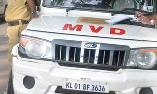 ലോക്ക്ഡൗണില് വാഹനങ്ങള് വഴിയില് കുടുങ്ങില്ല: ആലപ്പുഴ ജില്ലയില് യാത്രക്കാര്ക്ക് സഹായവുമായി മോട്ടോര് വാഹന വകുപ്പ് ലോക്ക്ഡൗണില് വാഹനങ്ങള് വഴിയില് കുടുങ്ങില്ല: ആലപ്പുഴ ജില്ലയില് യാത്രക്കാര്ക്ക് സഹായവുമായി മോട്ടോര് വാഹന വകുപ്പ്