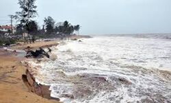 കടലാക്രമണം: കോഴിക്കോട് ജില്ലയില്‍ നിരവധി കുടുംബങ്ങളെ മാറ്റിപ്പാര്‍പ്പിച്ചു