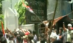 തൃണമൂല്‍ മന്ത്രിമാര്‍ സിബിഐ കസ്റ്റഡിയില്‍: സിബിഐ ഓഫിസിനു മുന്നില്‍ തൃണമൂല്‍ പ്രവര്‍ത്തകരുടെ പ്രതിഷേധ ധര്‍ണ