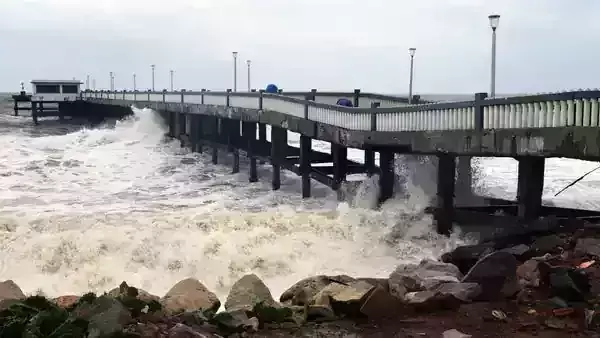 ഗുജറാത്ത് തീരം തൊട്ട് ടൗട്ടെ; അതിശക്ത ചുഴലിക്കാറ്റായി മാറി