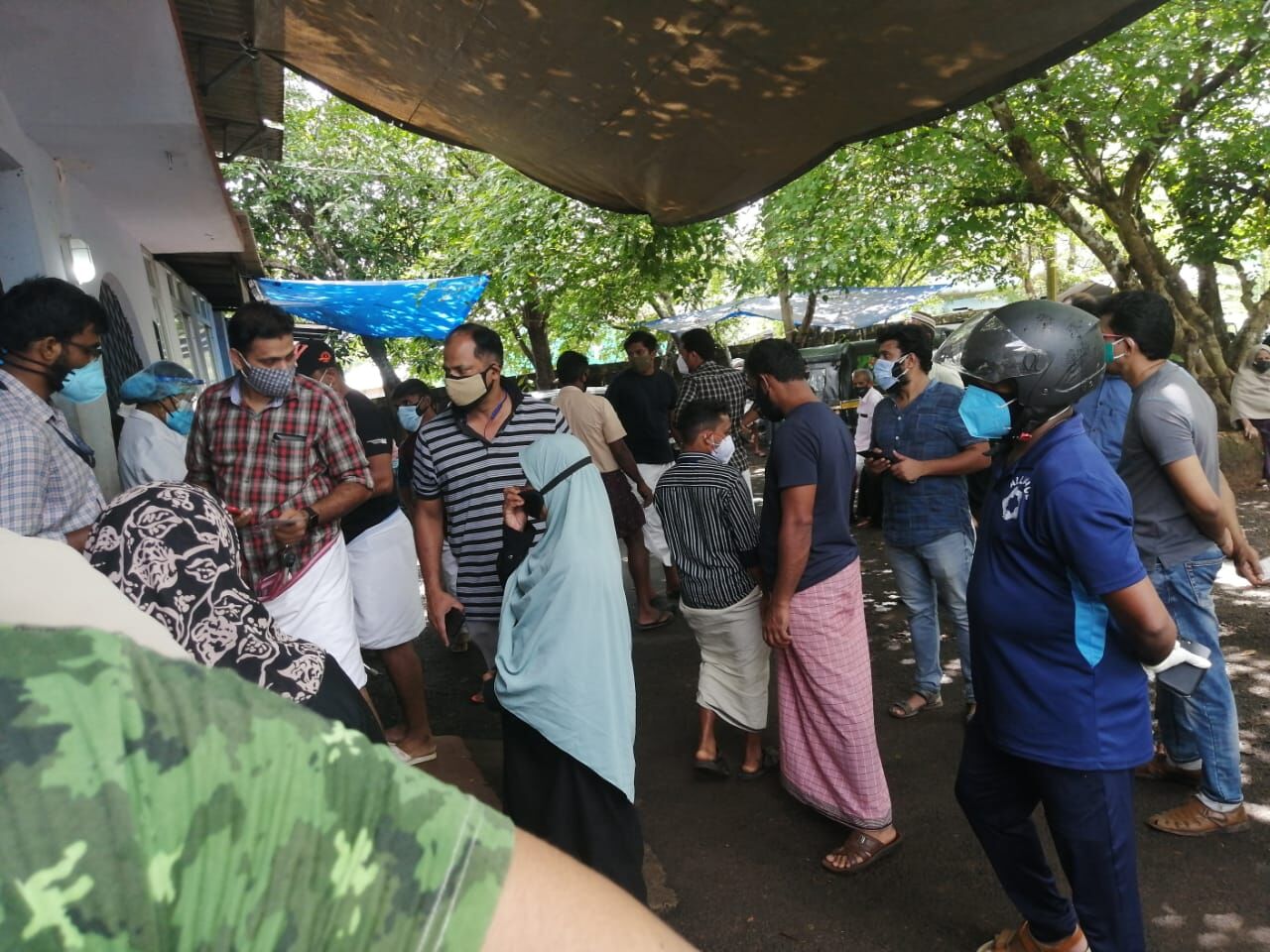 കൊവിഡ് വാക്‌സിനേഷന്‍; കിഴുപറമ്പ് കുടുംബ   ആരോഗ്യ കേന്ദ്രത്തിലെത്തുന്ന രോഗികള്‍ ബുദ്ധിമുട്ടില്‍