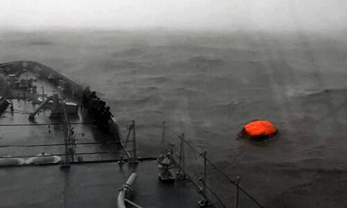 ടൗട്ടേ ചുഴലിക്കാറ്റ്: കടലില് നിന്ന് 637 പേരെ രക്ഷപ്പെടുത്തി; 80 പേരെ കാണാനില്ല ടൗട്ടേ ചുഴലിക്കാറ്റ്: കടലില് നിന്ന് 637 പേരെ രക്ഷപ്പെടുത്തി; 80 പേരെ കാണാനില്ല