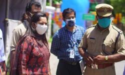 അതിര്‍ത്തി കടന്നുള്ള യാത്രയ്ക്കു കര്‍ശന നിയന്ത്രണം; കേരള-തമിഴ്‌നാട് ചെക്ക് പോസ്റ്റ് നിയന്ത്രണങ്ങള്‍ തിരുവനന്തപുരം കളക്ടര്‍ വിലയിരുത്തി