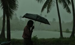 അപകടമൊഴിയുന്നു: ചുഴലിക്കാറ്റിന്റെ ഭീഷണിയില്‍ ആലപ്പുഴയില്‍ നിന്ന് വീടൊഴിഞ്ഞുപോയവര്‍ മടങ്ങിത്തുടങ്ങി
