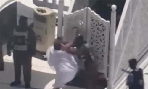 മസ്ജിദുല് ഹറാമിലെ മിംബറില് അതിക്രമിച്ചുകയറാനെത്തിയയാള് അറസ്റ്റില് മസ്ജിദുല് ഹറാമിലെ മിംബറില് അതിക്രമിച്ചുകയറാനെത്തിയയാള് അറസ്റ്റില്